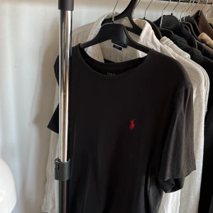 Svart t-shirt från Polo Ralph Lauren - Säljer en snygg Ralph lauren T-shirt som är lite stor för mig (176cm) tröjan är i väldigt bra skick. 