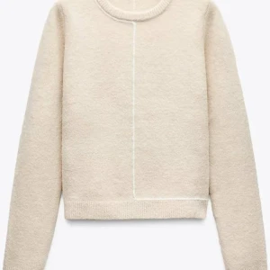 Beige stickad tröja från Zara - Säljer en stilren beige stickad tröja med långärmad design. Tröjan är i storlek M men är väldigt liten i storleken 💕 Kom privat för egna bilder 