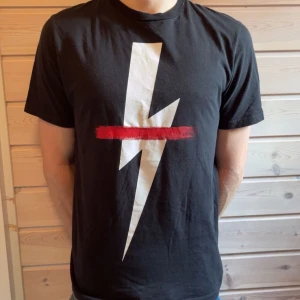 Neil Barrett T-shirt  - Säljer en riktigt fet Neil barrett Tshirt i nyskick utan några defekter. Passar perfekt nu när det börjar bli varmare! Skriv vid funderingar eller intresse✌️