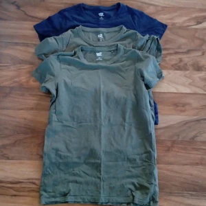 T-shirt i bomull från 157 - Säljer tre t-shirts i 100% bomull från märket 157. En i marinblå och två i olika nyanser av grön. Perfekta för en avslappnad stil. Alla är kortärmade och har en rund halsringning. 