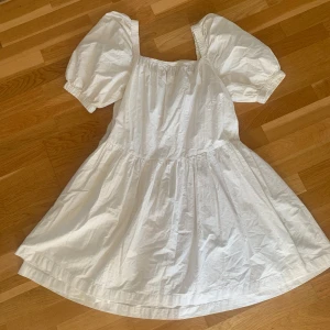 Vit klänning med puffärmar - Snygg, vit och trendig klänning med puffiga armar som passar perfekt till alla olika tillfällen. 🩷Köparen står för frakten💕 