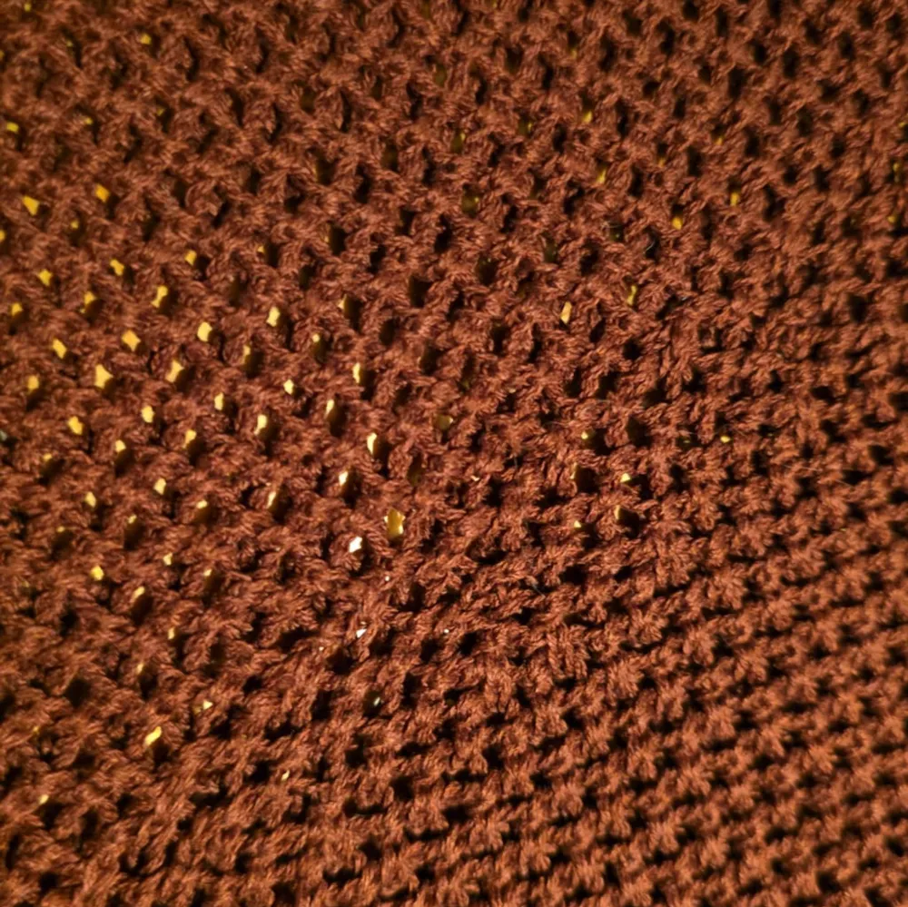 Säljer en brun stickad tröja från Uniqlo. Tröjan har en luftig stickning och långa ärmar, perfekt för kyligare dagar. Den är enkel och stilren, vilket gör den lätt att matcha med olika outfits. Passar bra för både vardag och avslappnade tillfällen. Storleken är Asian XL jag är en xs-s och den passar bra som lite oversized!. Neuletakit & Villapaidat.