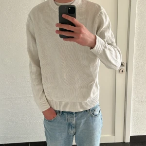 Vit HM tjocktröja - Säljer stilren vit tröja med rundad krage från HM.                                        Inga defekter