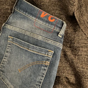 Dondup George  - Säljer ett par dondup George jeans, dom är i toppskick! Storlek 34. Bara att skriva vid eventuella frågor!