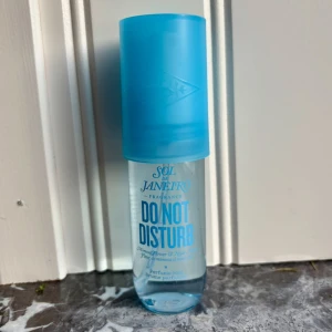 Do Not Disturb från Sol de Janeiro - En helt fantastisk doft från Sol de Janeiro som var limited edition och tyvärr inte går att köpa längre. 90 ml, knappt använd. Se bilder för kvaravarande mängd samt beskrivning av hur den doftar. 