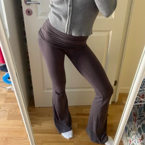 Pilates/Yoga - pants - Snygga kvalitets pilates/yogapants med dubbelvikning vid midja. Har en tight passform upptill och bootcut ben nedtill, vilket ger en smickrande silhuett. Perfekta för en avslappnad men stilren look. Knappt använda. 499kr💕