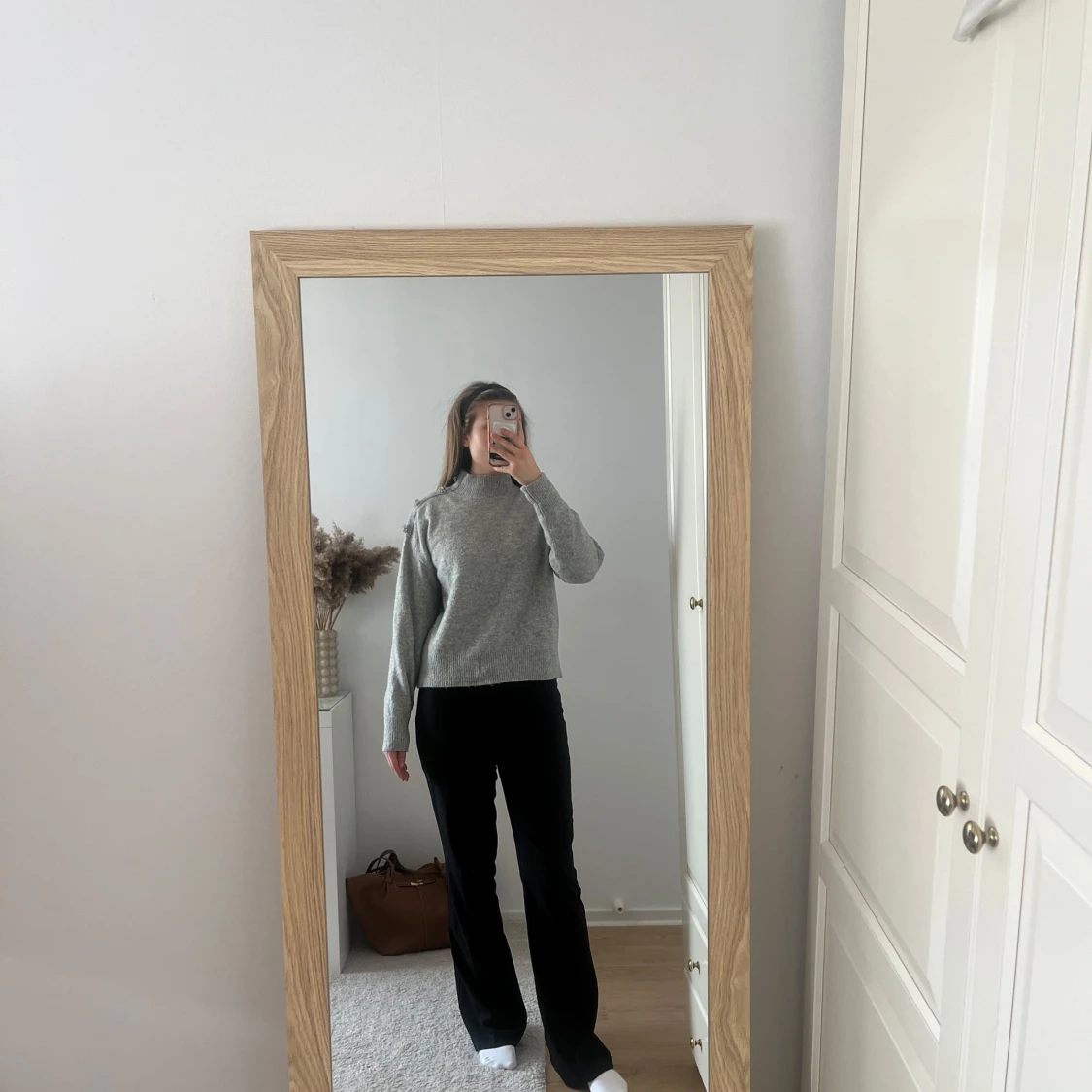 Grå stickad tröja med pärldetaljer