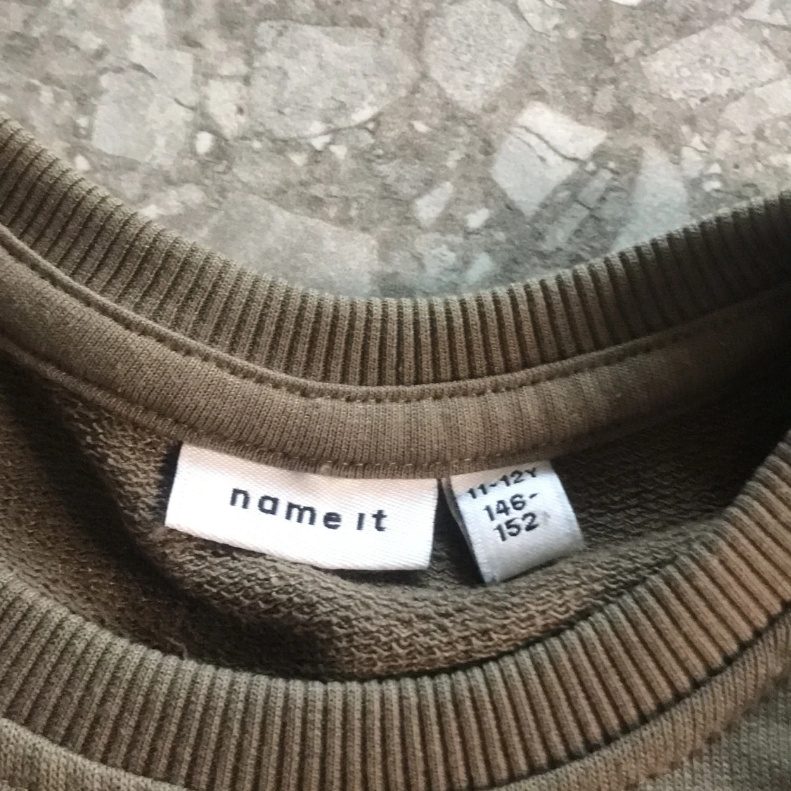 Olivgrön sweatshirt från Name It - 2