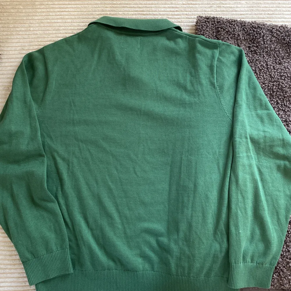 Aldrig använd!!! Säljer en klassisk grön pikétröja från Levi's i storlek L. Tröjan har lång ärm, krage och knäppning framtill med två knappar. Tillverkad i mjukt material och passar perfekt för en stilren look.. Neuletakit & Villapaidat.