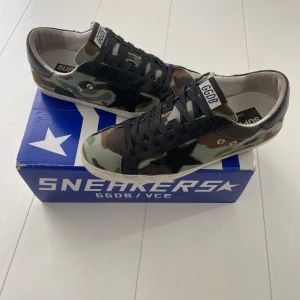 Camouflage sneakers från GGDB - Tja! Säljer nu dessa ruggigt feta golden goose skorna! Skorna är i väldigt bra skick! Skorna är i storlek 42, skriv vid innermått! Golden goose låda följer med! Skriv vid frågor eller bilder! Vid snabbaffär=bättre pris! Mvh fashiontrend