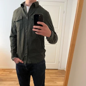 Dobber Overshirt grön  - Säljer denna sjukt snygga Overshirten från Dobber⭐️ Färgen är mörkgrön och storleken är S✅Overshirten har inga defekter och skicket är utomordentligt🙌🤝 Sjukt najs passform och passar perfekt som vår och sommarjacka☀️🙌 Tveka inte på att höra av er dig vid minsta fråga eller fundering😊