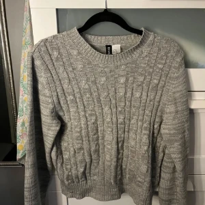 Grå kabelstickad tröja - Grå stickad tröja från h&m i storlek xs 