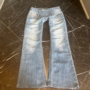 Ljusblå lågmidjade bootcut jeans - Snygga lågmidjade bootcut jeans! Mått ser ni på bilderna. Bara att skriva vid frågor, priset är diskuterbart🙏🙏