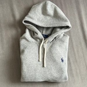 Ralph Lauren Hoodie | S - Ralph Lauren Hoodie | Storlek: S | Nypris: 2100kr | ActiveResell 