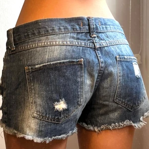 Jeansshorts  - Midjemått: 41cm. Läs gärna min bio innan ni ställer frågor 💖
