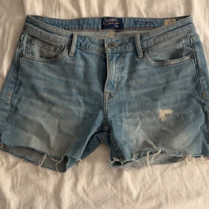Vintage shorts💙 - Shorts som min mamma klippt själv, säljes då dom tyvärr är lite små. Dom är i stl W30, men skulle säga att dom är mindre, kanske W28? Alltså är dom kanske motsvarande stl S. Blir säkert snyggare om man klipper lite mer!💗
