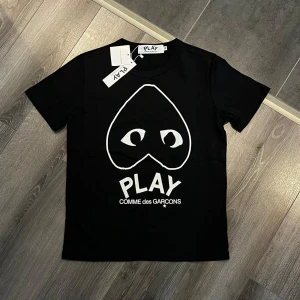 Svart Comme Des Garçons T-shirt  - Säljer en helt ny vit Comme des Garçons T-shirt med hög kvalité för väldigt bra pris som är perfekt för sommaren ⛱️☀️🕶️  Den är helt ny med prislapp och oanvänd. Det står M på tröjan som storlek men passar S.   Skriv vid intresse!!!! 
