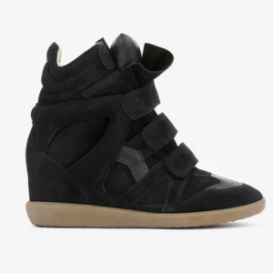 Isabel marant Bekett - Intressekoll på mina svarta isabel marant skor i nyskick. Låda och sko påsar följer med. Nypris 5900kr. Kom med prisförslag💕 Har bud på 3800kr så går inte under det 💗