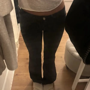 Svarta bootcut jeans - Snygga svarta bootcut jeans med låg midja💕skriv för frågor 