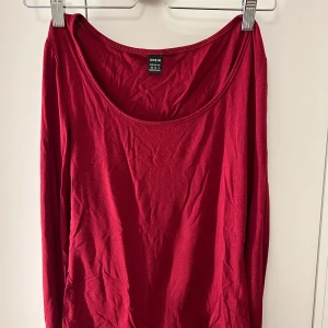 Långärmad - Superfin tröja som är mer vinröd i verkligheten. Sitter tajt o snyggt. Är i mjukt material, liknar skims material.