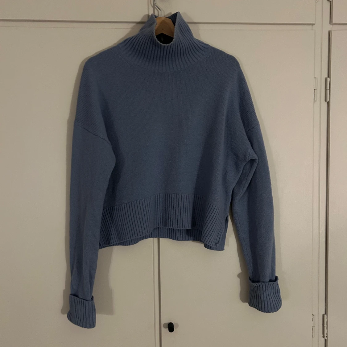 Blå stickad polotröja