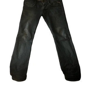 Replay anbass - Snygga mörkblå jeans från Replay. Modell anbass, storlek W33 L32. Jeansen har slim passform. Obs! Finns en liten skada mellan benen men inget som känns eller syns! Dm för extra bilder och mått! Pris går att diskutera!