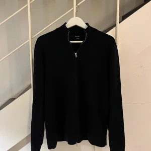 Massimo Dutti FullZip - Snygg och stilren mörkblå kofta från Massimo Dutti. Perfekt för både vardag och mer uppklädda tillfällen. Långärmad design som passar bra till kyligare dagar.