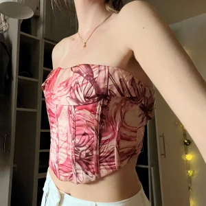 Korsett topp - Finaste kortsett toppen från Bershka!! Passar lika bra till linnebyxor på sommarn, som till jeans och kostymbyxor. Dragkedja bak. Nypris 49€