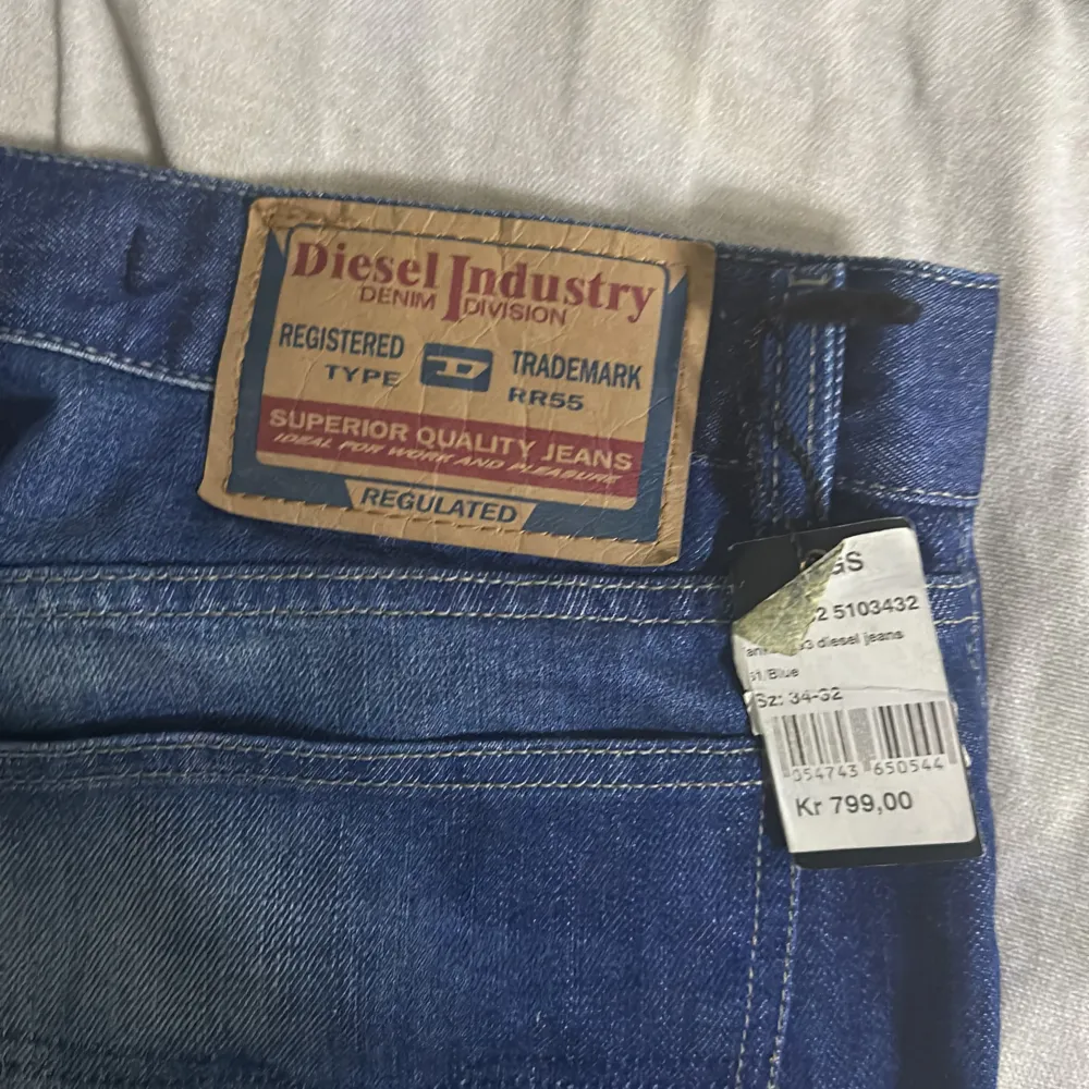 Säljer ett par klassiska blå jeans från Diesel med en snygg tvätt och raka ben. De har en traditionell femficksdesign och en knappgylf. Perfekta för en avslappnad stil. Pris kan absolut diskuteras . Farkut & Housut.