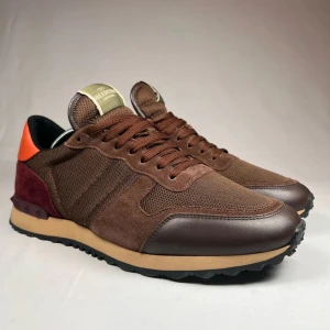 Valentino Rockrunner - Tja! Säljer nu dessa tvär feta Valentino Rockrunner i nyskick! Riktigt stilrena skor som går med vilken outfit som helst! Dustbag medföljer vid köp! Storlek 43-44 - Mvh PLUGMANIA👟