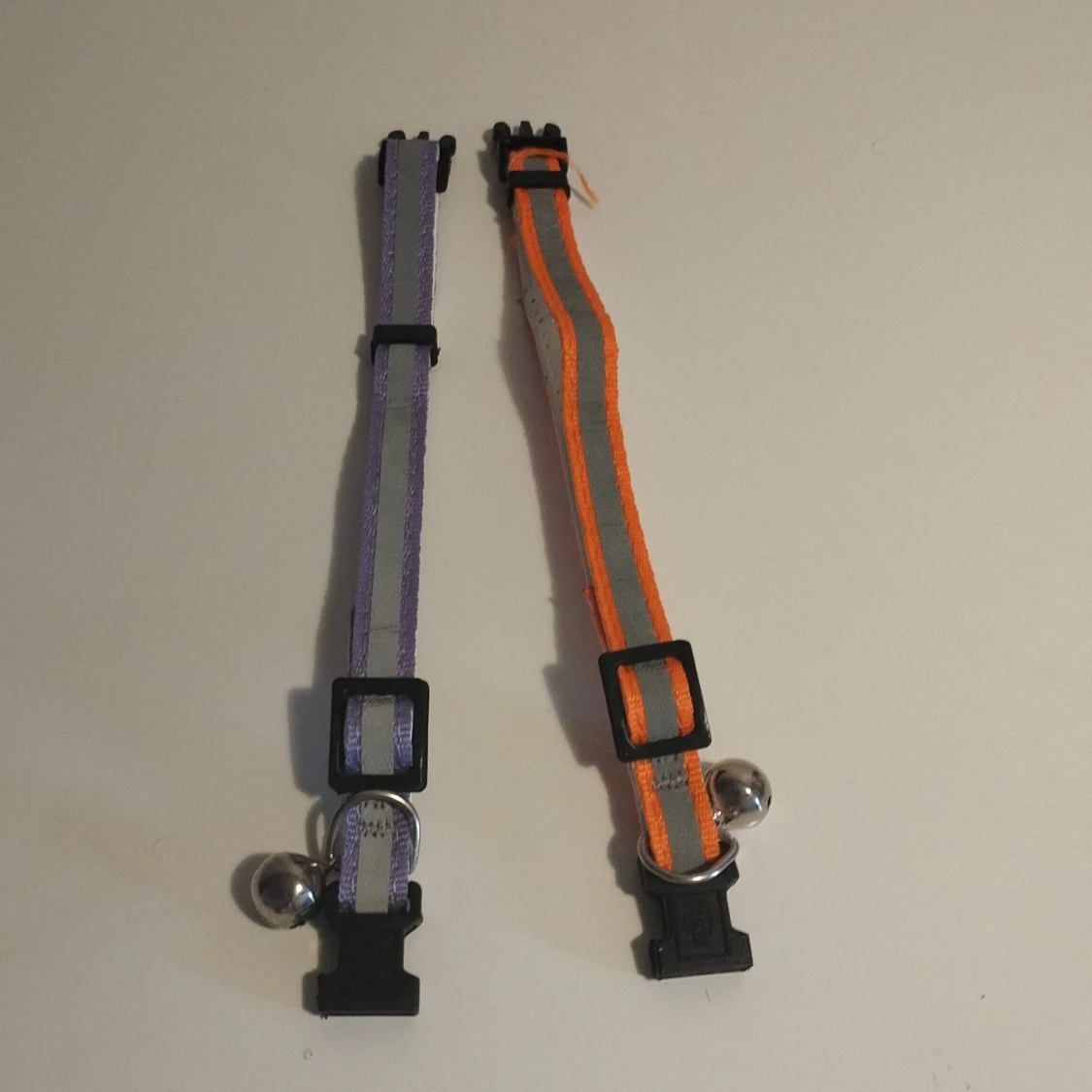 Två randiga halsband med bjällra