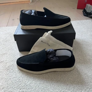 Loafers Massimo dutti - Säljer dessa assnygga loafers från Massimo dutti som endast är använda 2 gånger. Därav mycket bra skicka. Putsar till sulan innan frakt så de kommer som helt nya. Skorna finns inte heller längre på marknaden.