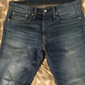 Levi's 502 jeans - Snygga Levi's 502 jeans i en klassisk blå denim. De har en normal passform och är tillverkade av hållbart material från Levi's Wellthread-kollektion. Perfekta för en avslappnad stil.