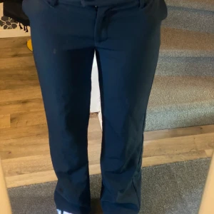 Kostymbyxor  - Jag säljer ett par snygga kostymbyxor från bikbok i modellen Maddie. Är i storleken 38 och är långa på mig som är 176 cm. Har inte använts på ett tag och de är raka. Pris kan diskuteras!!