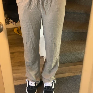 Linnebyxor  - Jag säljer ett par snygga linnebyxor från bikbok som jag enbart har haft på mig några gånger på sommaren. Den är i storlek S och är väldigt långa på mig som är 176! Har två vita små fläckar där bak och är uppsprättade!