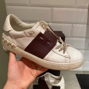 Valentino Opens - Säljer nu dessa riktigt snygga Valentino Opens i stl 39 (passar 40-41)🤩📏Skorna har en vit och vinröd färg⬜️🟥De är i riktigt bra skick (förutom några sömmar som sticker upp), skulle säga 8,3/10🤩🙌Tillbehör: Box och valentino kort📦✉️Vid frågor och funderingar är det bara att skriva📱✉️