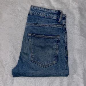 Blå jeans från No.2 - Säljer ett par blå jeans i stentvätt från H&M.