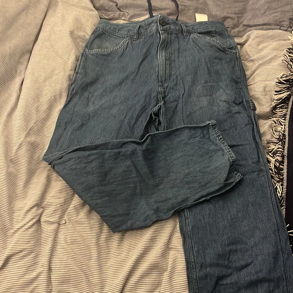 Blå carpenterbyxor från Uniqlo