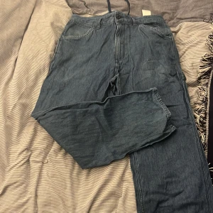 Blå carpenterbyxor från Uniqlo - Blå brallor från Uniqlo. Bomull/linneblend (77/23), tycker personligen att de är extremt mjuka/bekväma. Tyvärr för små för mig nu.  Storlek S, W27-30 (drawstrings på insidan). Nypris 499, kom med bud eller ta dem för 200.