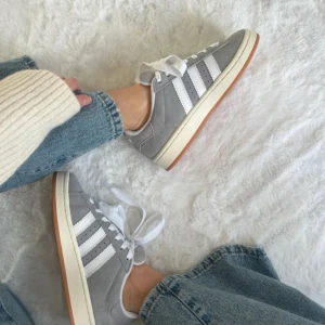 adidas campus grå - bra skick, bara att skriva för frågor💓