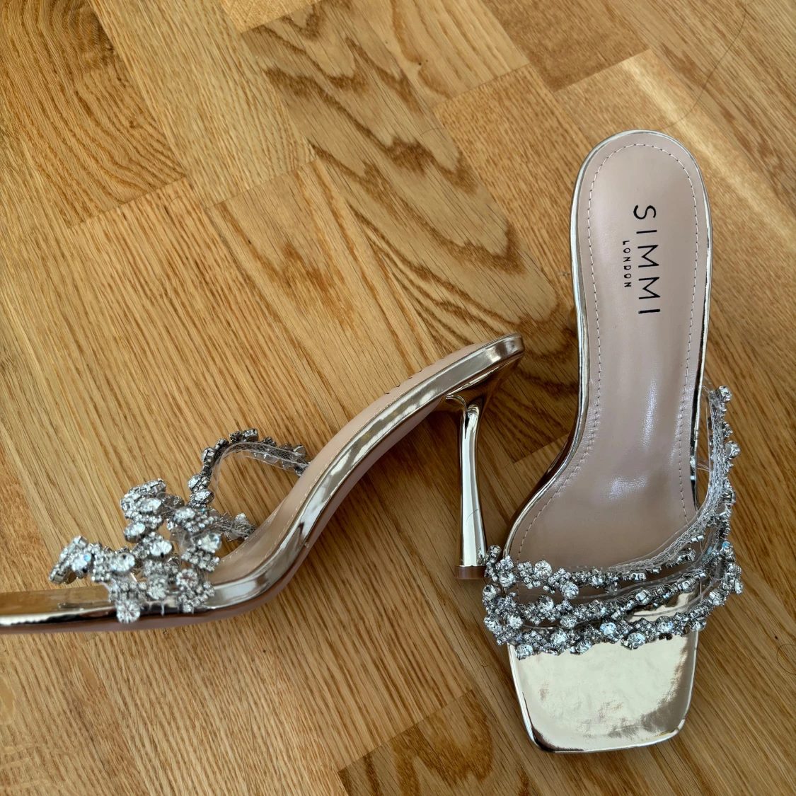 Guldiga klackskor från Simmi London - 2