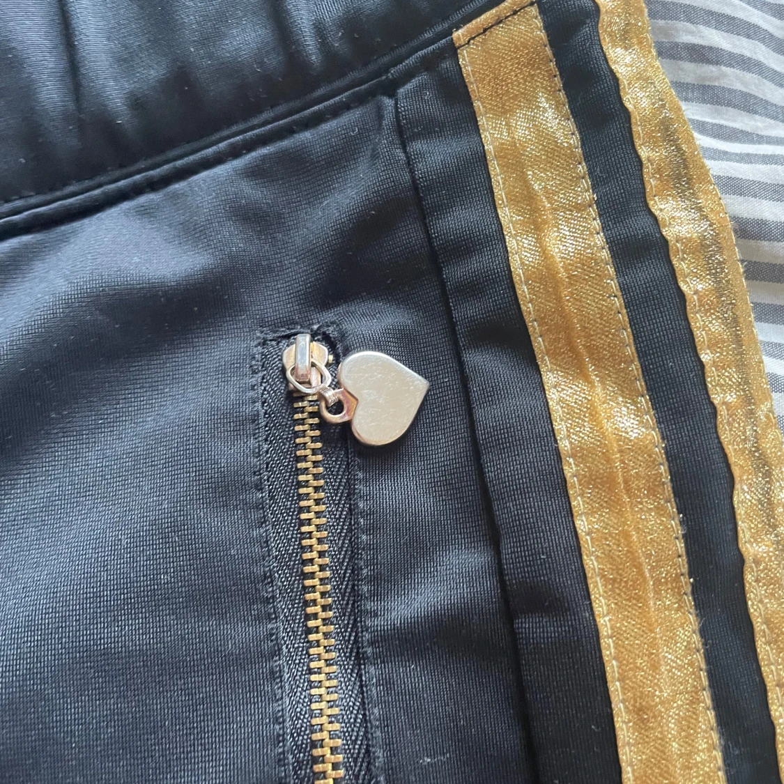 Svarta byxor med guldiga detaljer - 4