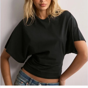 Svart topp nelly - Snygg svart topp med korta ärmar och en tight passform. Från nelly använd en gång, super snygg! Hör av dig vid funderingar😊💗