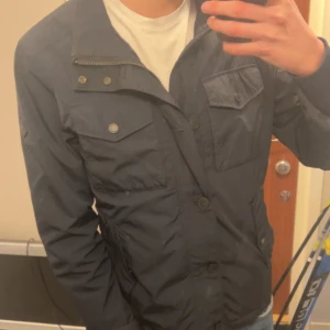 Field jacket - Jag säljer min snygga marinblåa field jacket från J Lindeberg! Perfekt nu inför våren 🌼Fint skick utan någon defekt! Kontakta mig vid minsta lilla fundering 🤩Modellen på jackan heter Bailey. Priset är självklart diskuterbart!