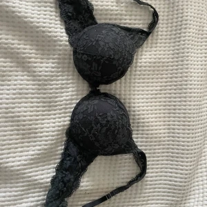 Mörkblå spets-bh - Säljer denna jättesnygga BHn då den inte kommer till användning. Dem är i storlek 75 C och har push-up 💖