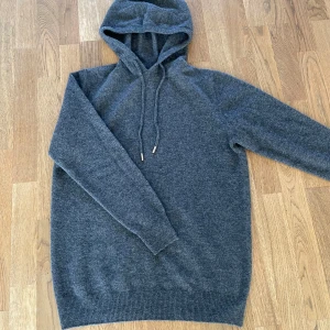Merinoull Hoodie - En otroligt snygg Merinoull Hoodie i en skitsnygg mörkgrå färg!🌟Storlek S. Bara testad, aldrig använd! Hör av dig vid intresse eller minsta fundering!😊