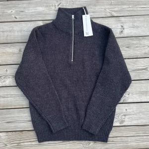 Mörkgrå stickad tröja  - Säljer denna riktigt snygga, helt nya stickade halfzipen för bara 250kr. 