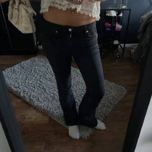 Svarta bootcut jeans - Snygga svarta bootcut jeans med medel låg midja. Bra skick och har endast användt fåtal gånger.