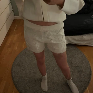 Mjuka stickade mysshorts - Jättesköna stickade shorts som kommit till användning ungefär två gånger. De är perfekta att sova eller bara mysa i🤗Storlek 152 från Gina Young 