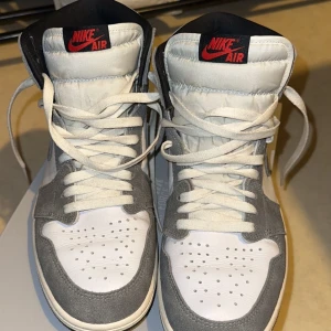 Air Jordan 1 Retro High OG, washed black. Limited edition  - Limiterade jordans som jag nu säljer, köpte de 2023 och är använda några gånger vid speciella tillfällen. Creasade är de. Köptes för 3500 hos soleplus. 